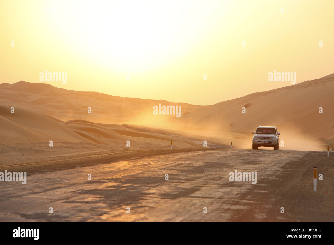 La trazione sulle quattro ruote nel deserto di Liwa, Abu Dhabi, Emirati Arabi Uniti, Medio Oriente Foto Stock