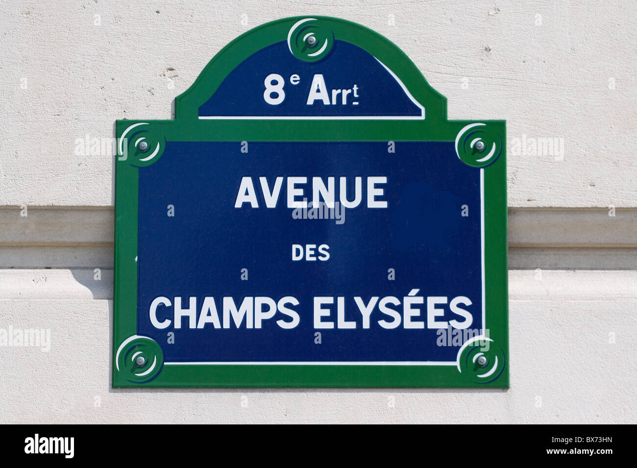 Segno sugli Champs-élysées mostra che essa è nell'ottavo arrondissement Foto Stock