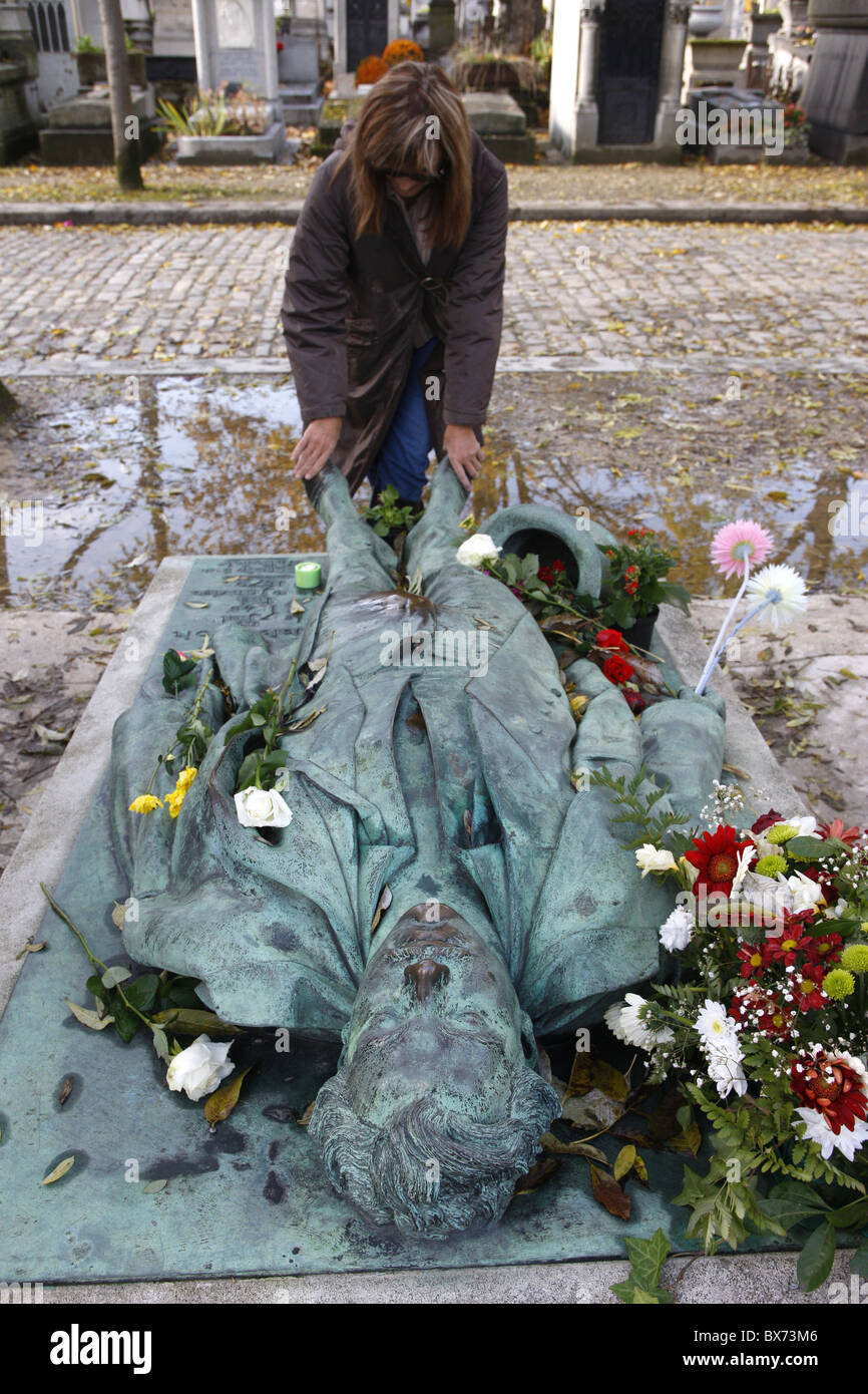 Victor Noir statua a grave al cimitero di Pere Lachaise, Parigi, Francia, Europa Foto Stock