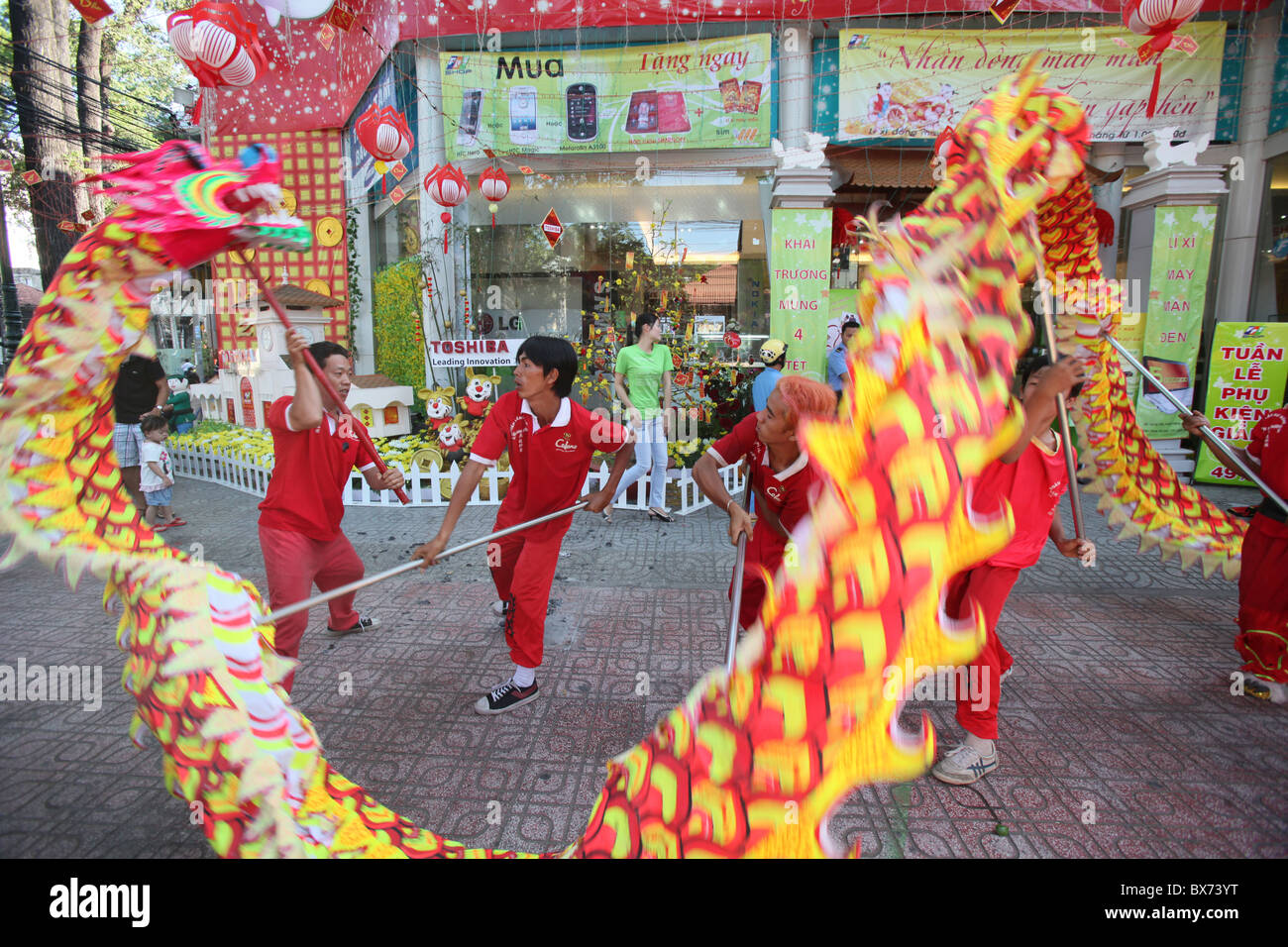 Dragon Dance esecutori, nuovo anno cinese, Ho Chi Minh City, Vietnam, Indocina, Asia sud-orientale, Asia Foto Stock