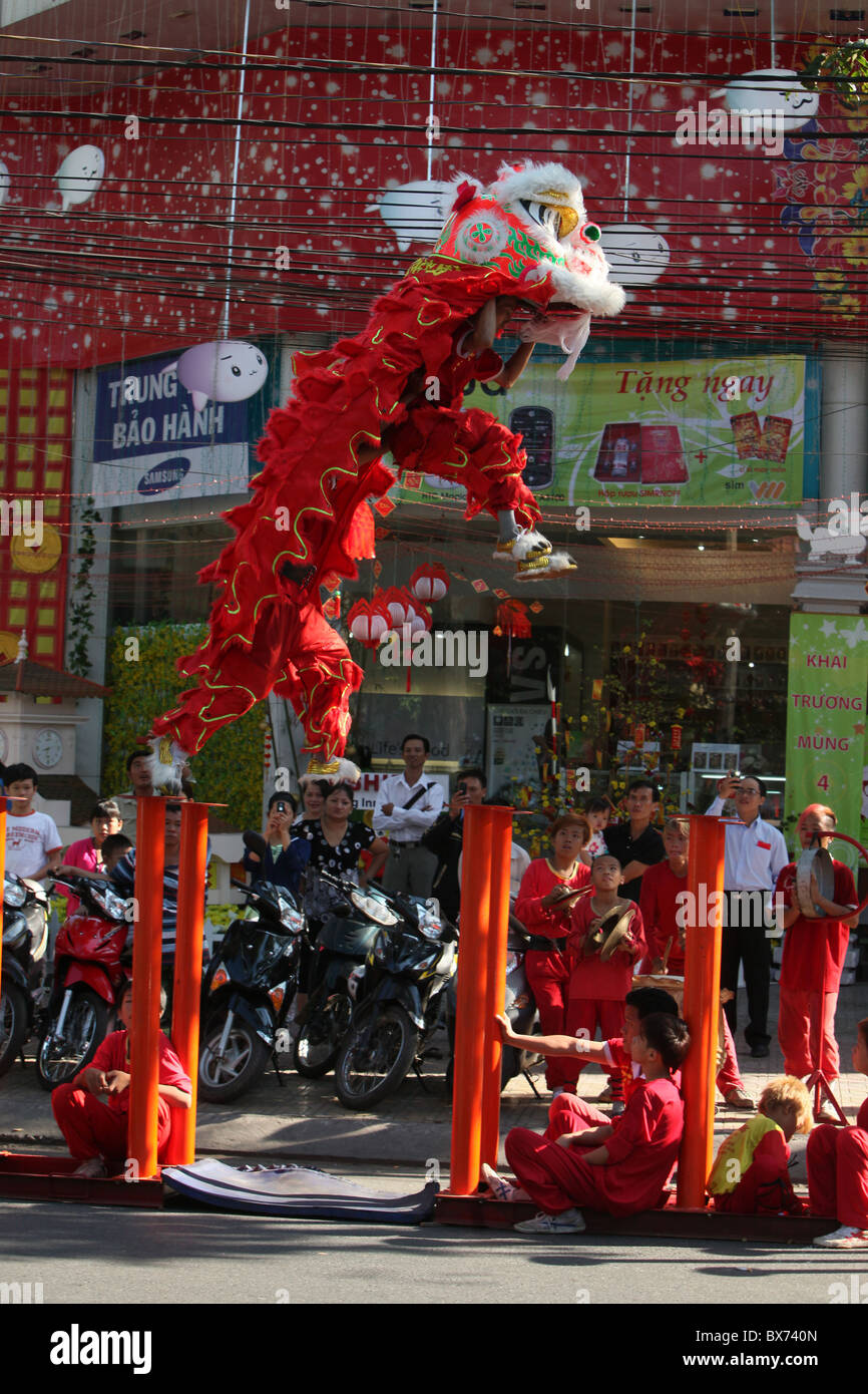 La danza del Leone di esecutori, nuovo anno cinese, Ho Chi Minh City, Vietnam, Indocina, Asia sud-orientale, Asia Foto Stock