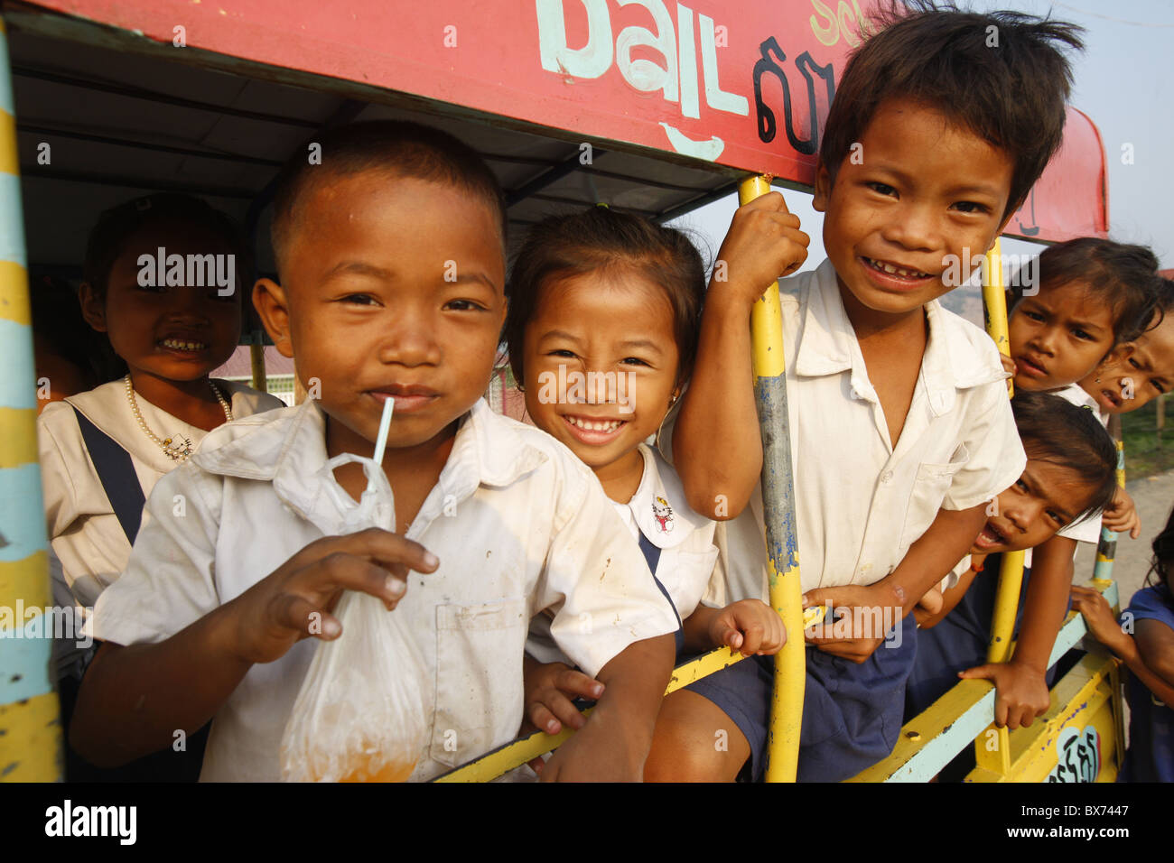 Bambini cambogiani sulla strada per la scuola, Siem Reap, Cambogia, Indocina, Asia sud-orientale, Asia Foto Stock