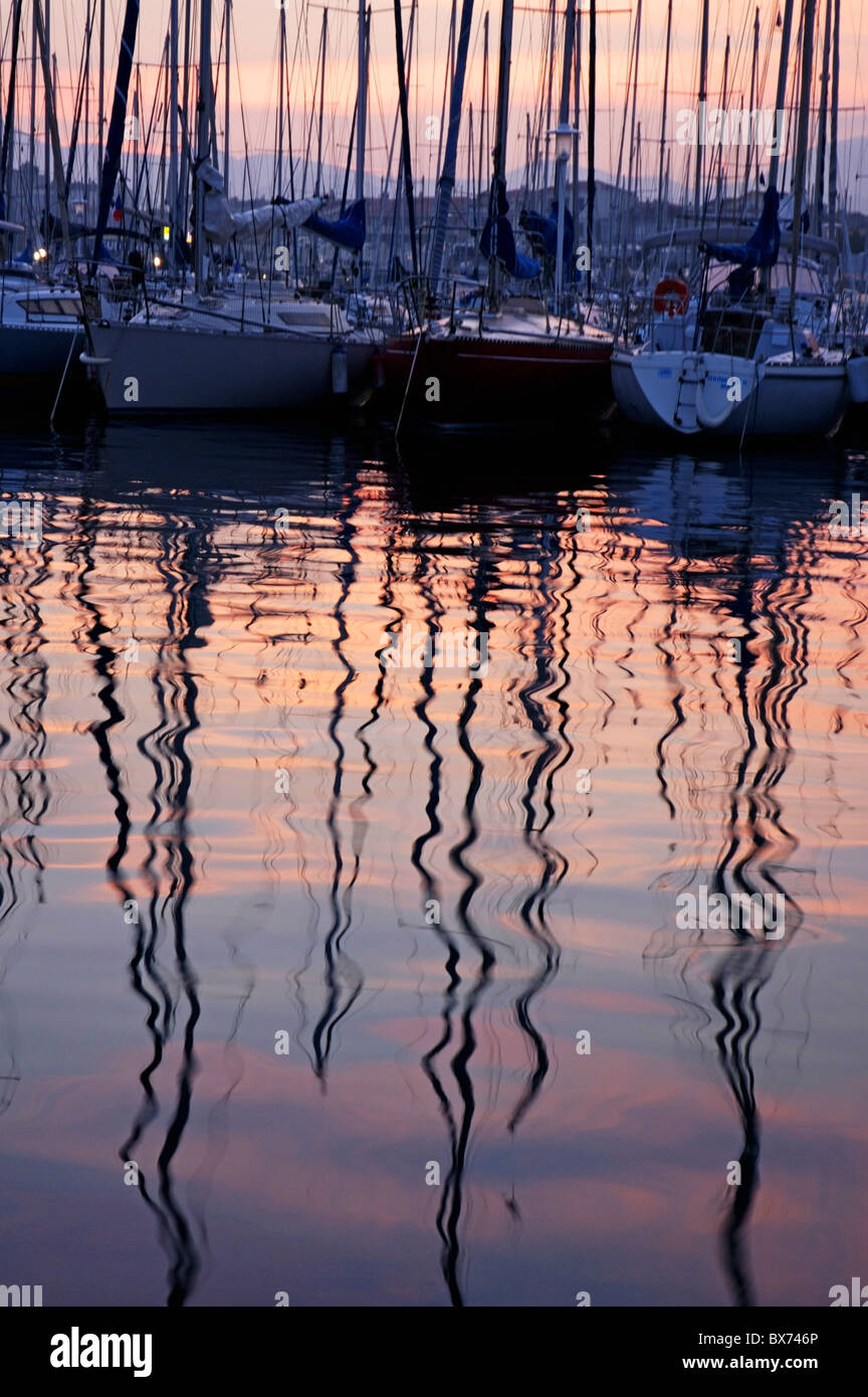 Tramonto su barche ormeggiate in un porto turistico Foto Stock