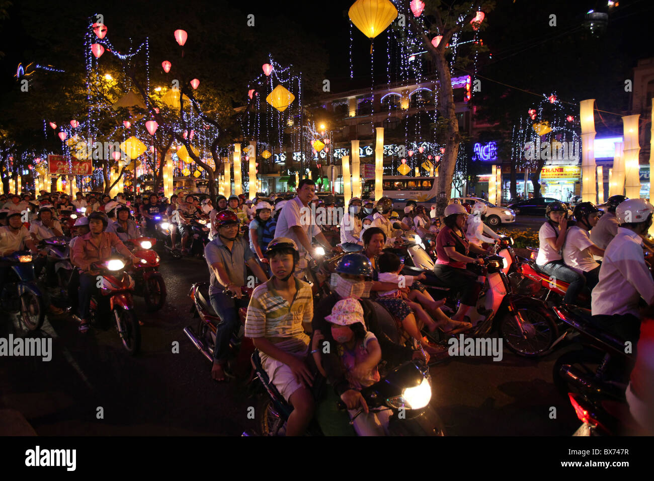 Rush Hour ciclomotore pendolari affollamento Street, Città di Ho Chi Minh, Vietnam, Indocina, Asia sud-orientale, Asia Foto Stock