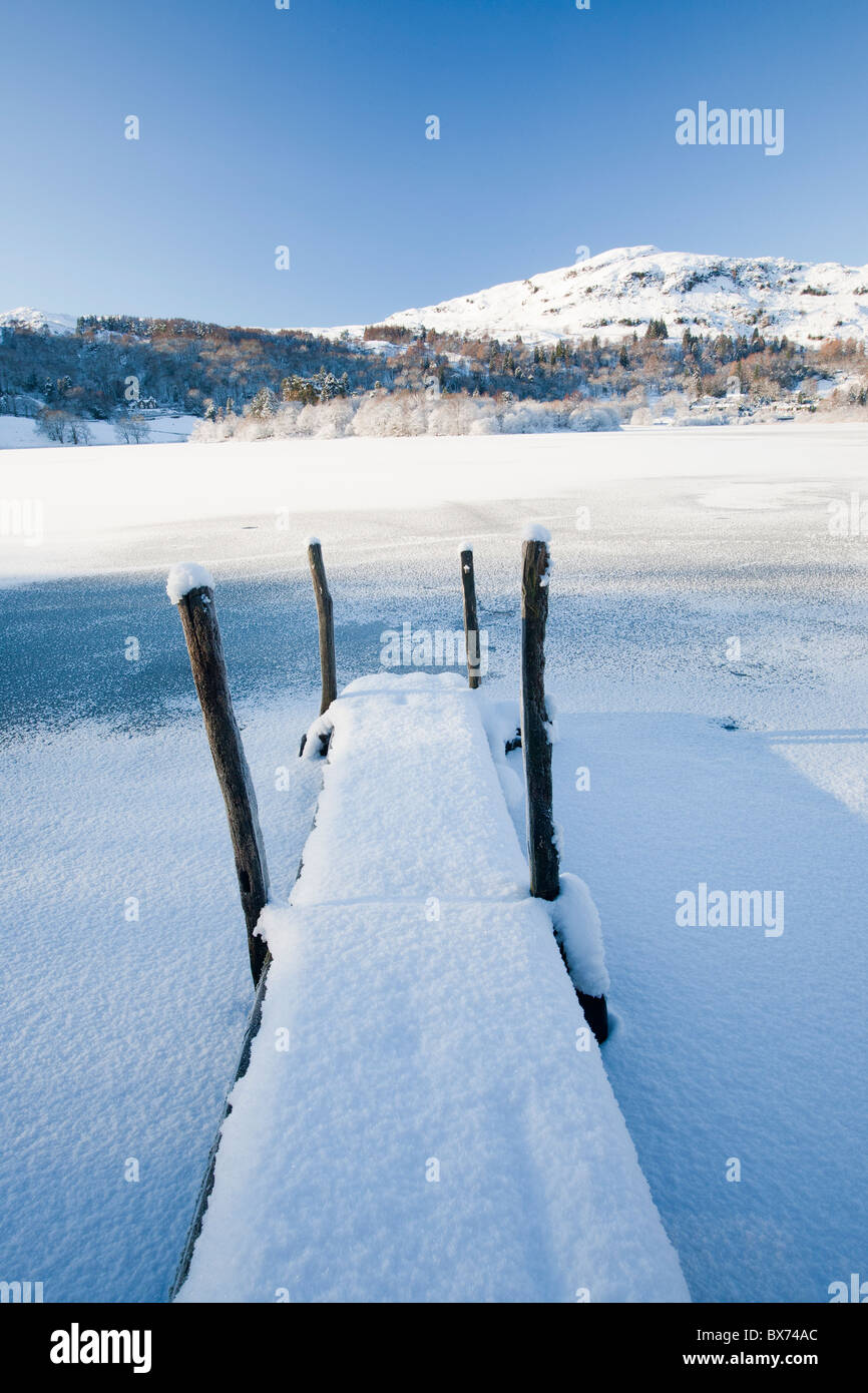 Grasmere lake nel Parco Nazionale del Distretto dei Laghi, congelato durante un freddo snap nel dicembre 2010. Foto Stock