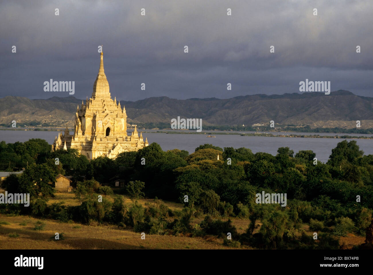 Tempio Gawdawpalin e pagode storico al sorgere del sole lungo il fiume Irrawaddy, Bagan, Birmania. Foto Stock