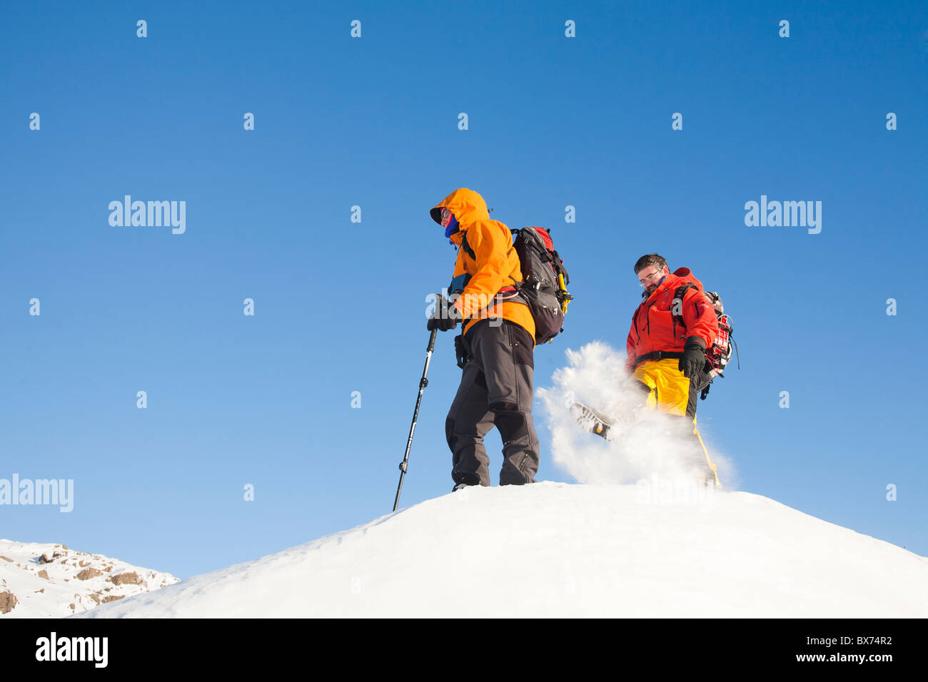 Gli alpinisti di essere eiettata dalla spindrift durante alta venti neve in movimento al di sopra di Grasmere nel Distretto del Lago, UK. Foto Stock