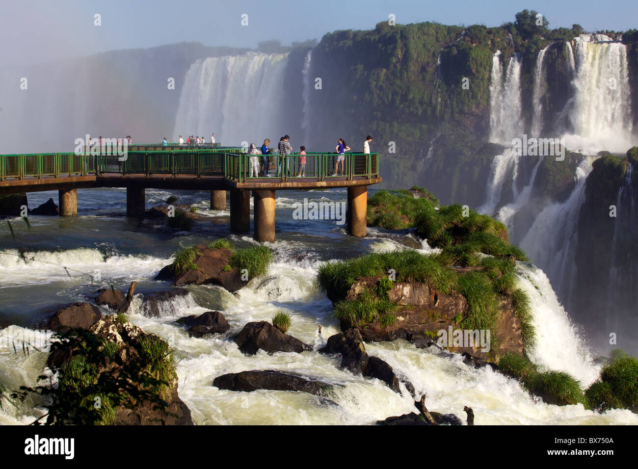 Vista del Iguassu Falls, Sito Patrimonio Mondiale dell'UNESCO, dal lato Brasiliano, Brasile, Sud America Foto Stock