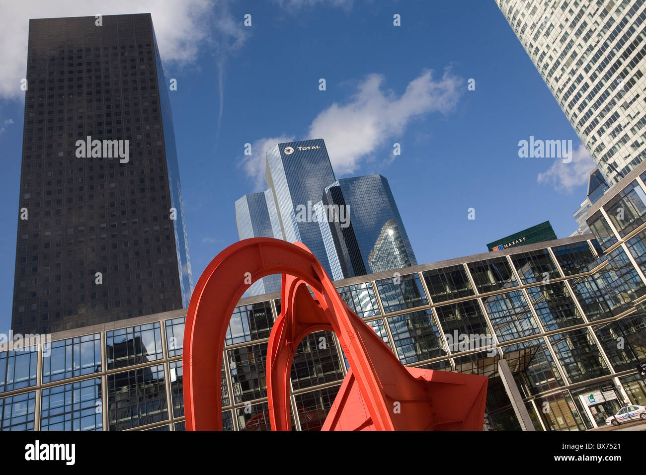 Uffici nel quartiere degli affari La Défense con un rosso contemporanea arte di installazione in primo piano Foto Stock