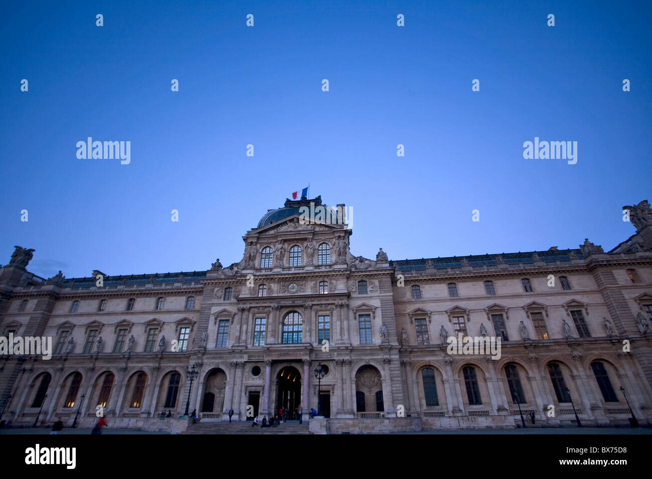 La facciata del Musée du Louvre Foto Stock