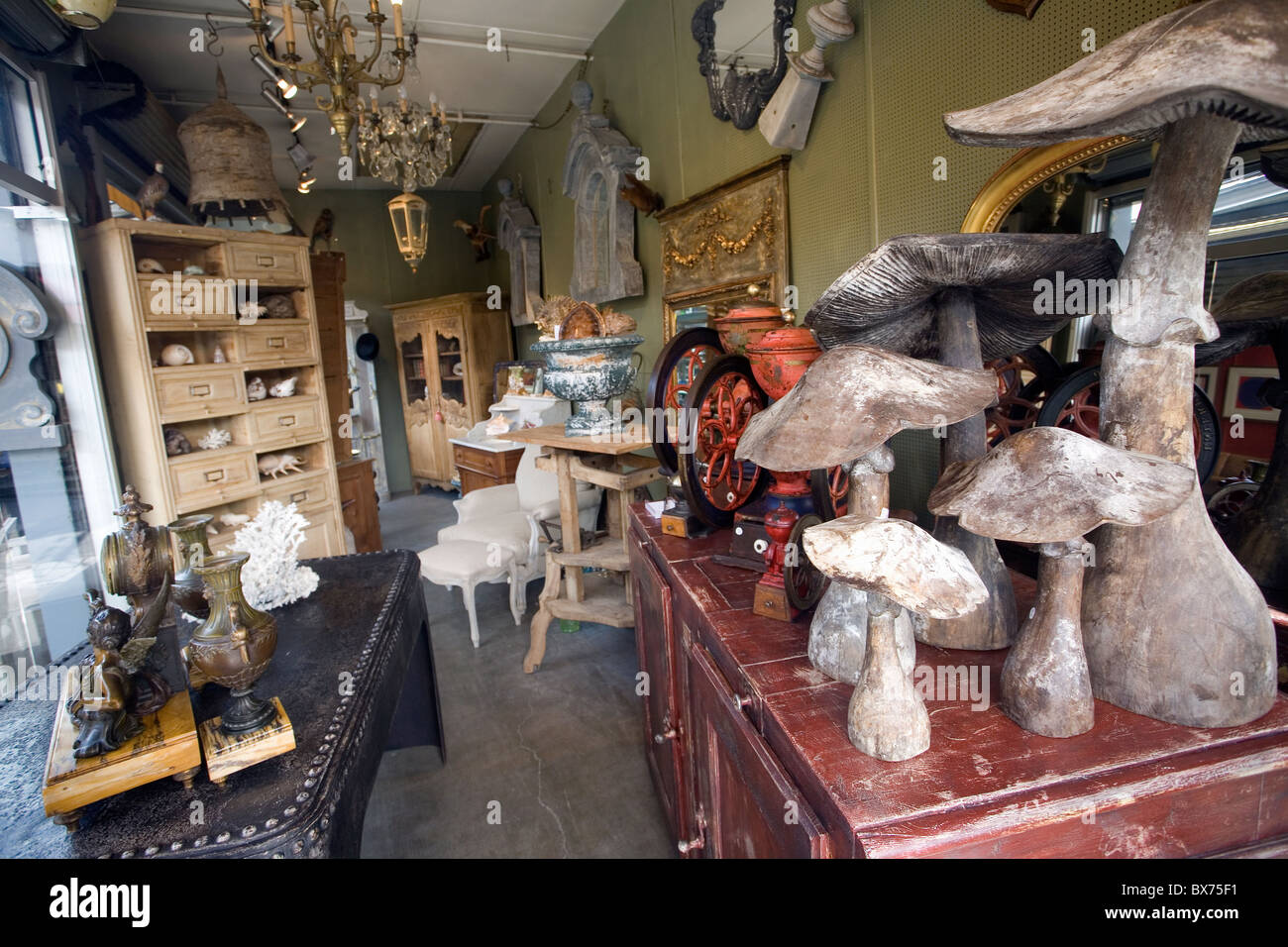 Antiquariato e bric-a-brac al MarchÈ aux Puces de St-Ouen Foto Stock