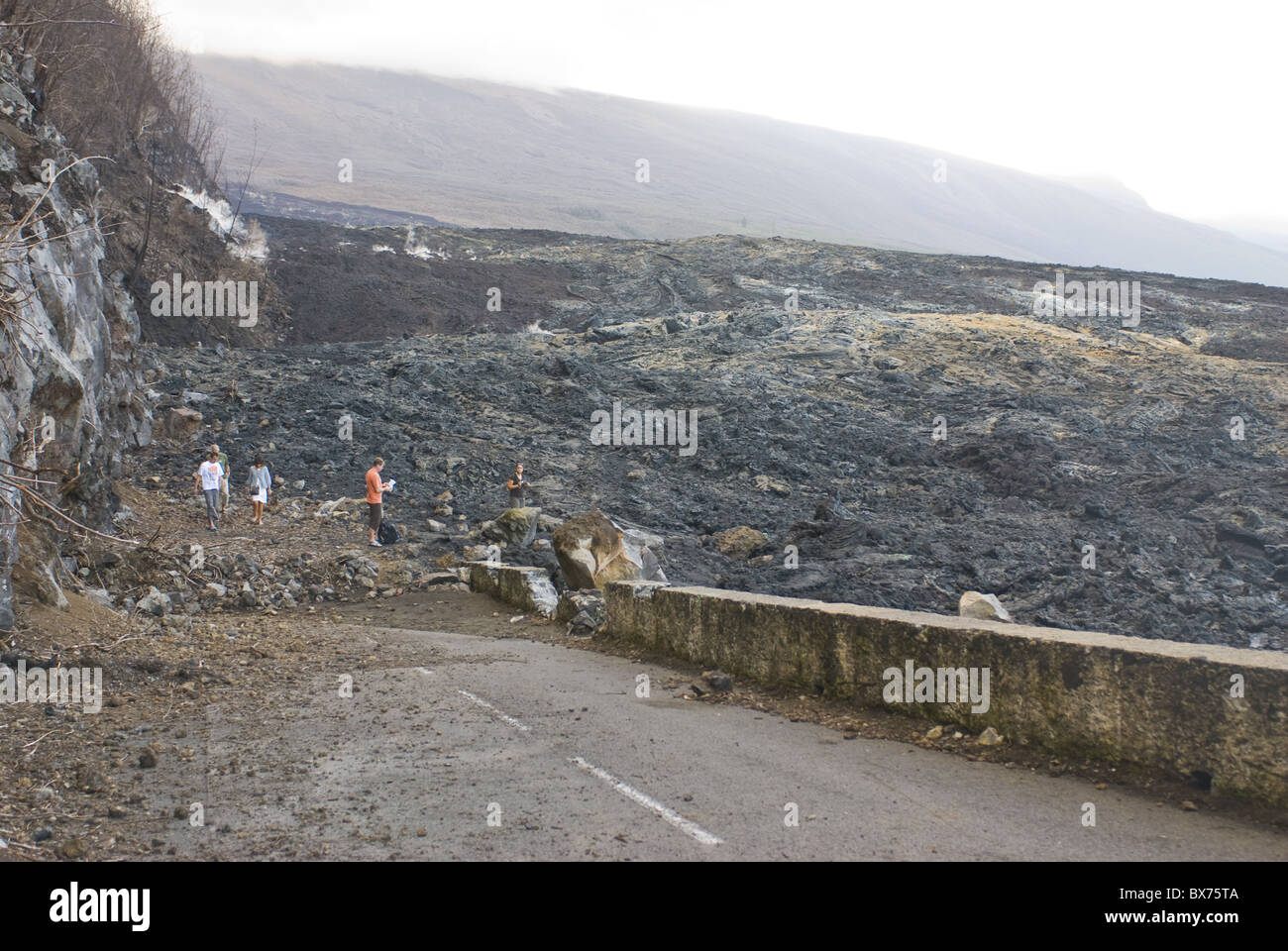 Il flusso di lava dopo l eruzione del Piton de la Fournaise distrutta la strada RN 2, la Reunion, Oceano indiano, Africa Foto Stock