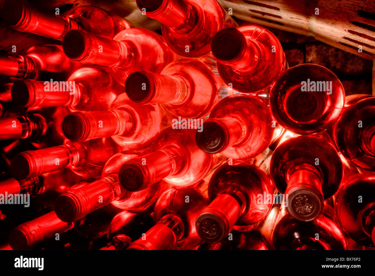 Impilate le bottiglie di vino in cantina Foto Stock