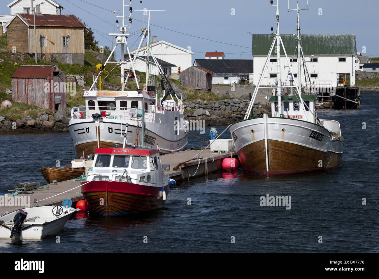 Ormeggiate barche da pesca, arcipelago Vesteralen, il nord del proseguimento delle Lofoten arcipelago Troms, Nordland, Norvegia Foto Stock