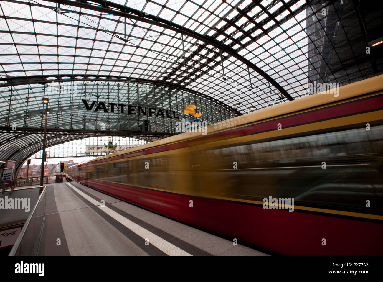 Treno in partenza Berlin Hauptbahnhof, la stazione ferroviaria principale di Berlino in Germania, Europa Foto Stock