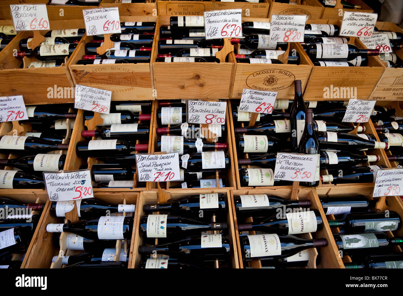 Il vino per la vendita, street market, rue Mouffetard, Parigi, Francia, Europa Foto Stock