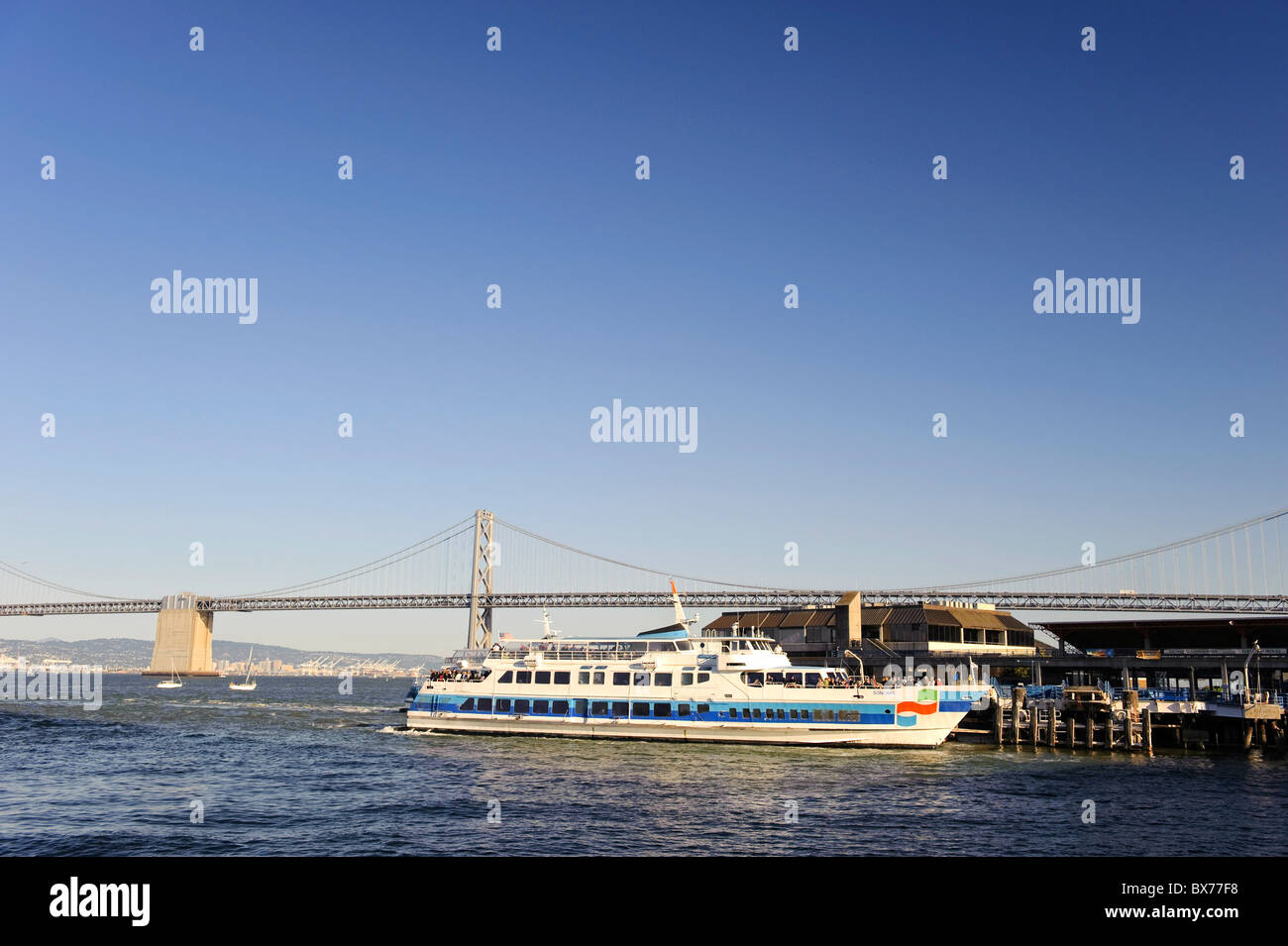 Stati Uniti, California, San Francisco, l'Embarcadero e Oakland Bay Bridge Foto Stock