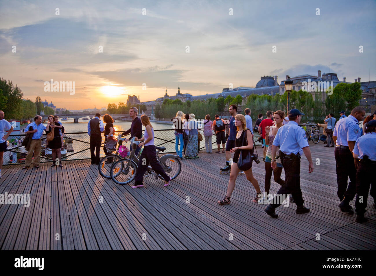 Le persone che si godono il tramonto, Pont des Arts, Parigi, Francia, Europa Foto Stock