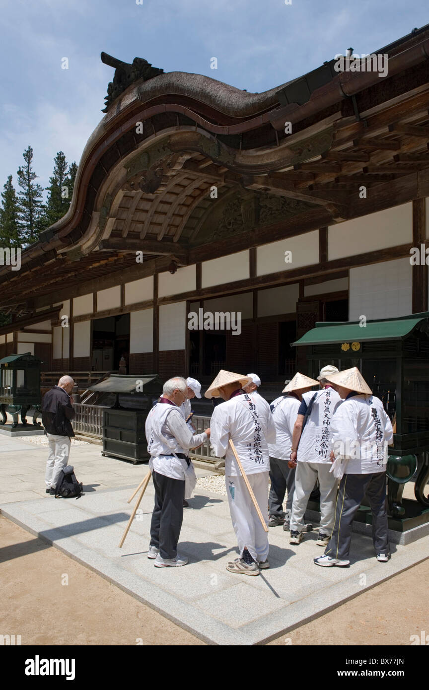Pellegrini in visita Tempio Kongobuji, la Shingon Setta Buddista sede, sul Monte Koya, Wakayama, Giappone, Asia Foto Stock
