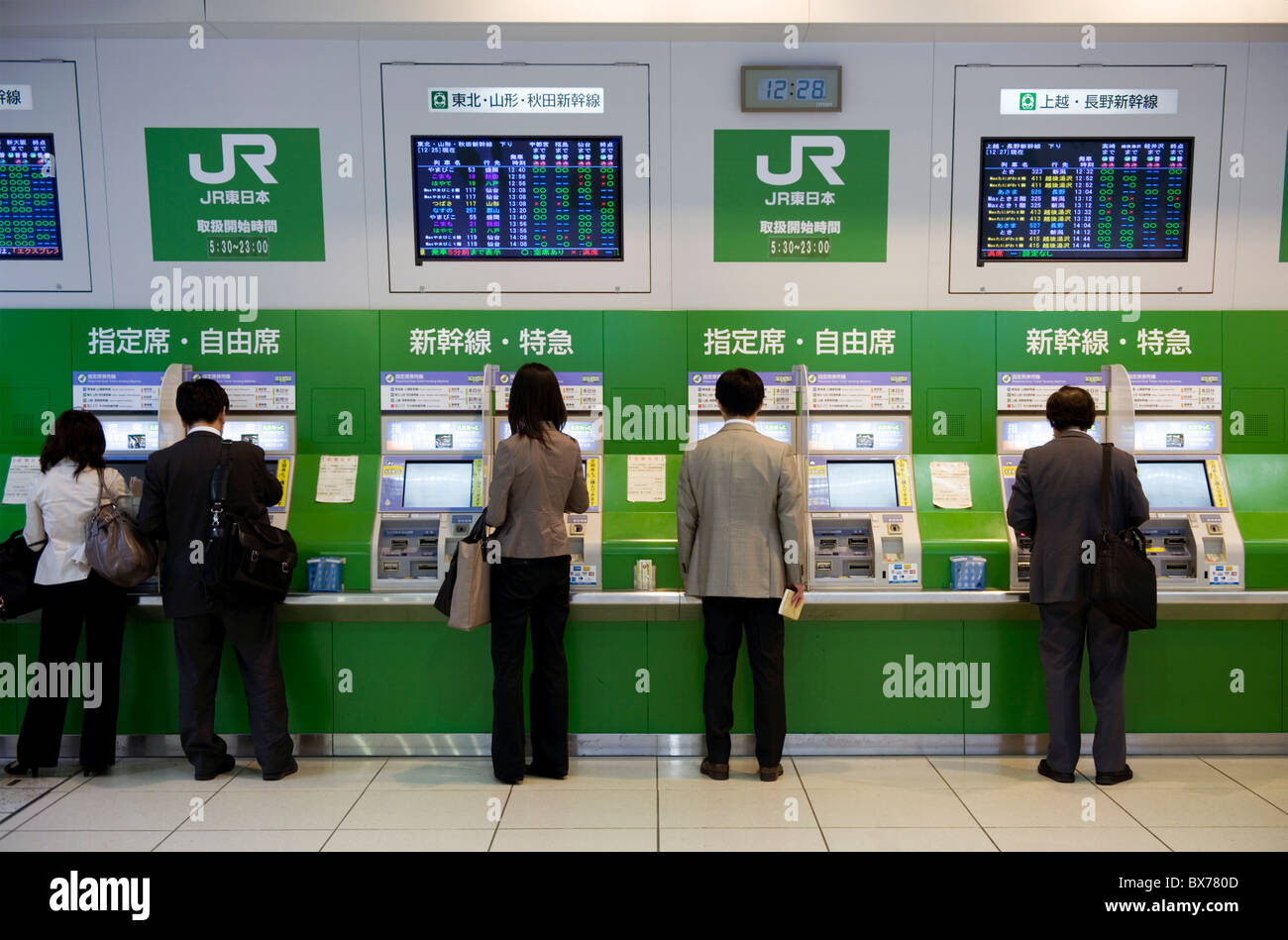 I passeggeri acquistano bullet train tickets da distributori automatici presso la centrale di JR (Giappone) ferroviaria dalla stazione di Tokyo, Giappone, Asia Foto Stock