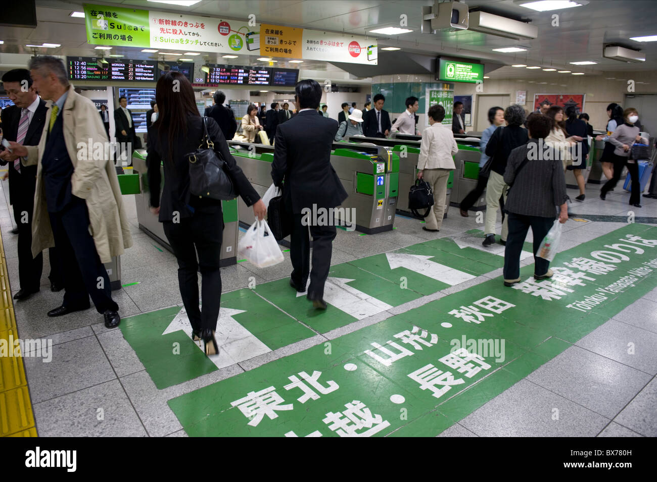 Passeggeri fretta attraverso sistema automatico di biglietti wickets sul loro modo di bullet binari del treno alla Stazione di Tokyo, Giappone, Asia Foto Stock