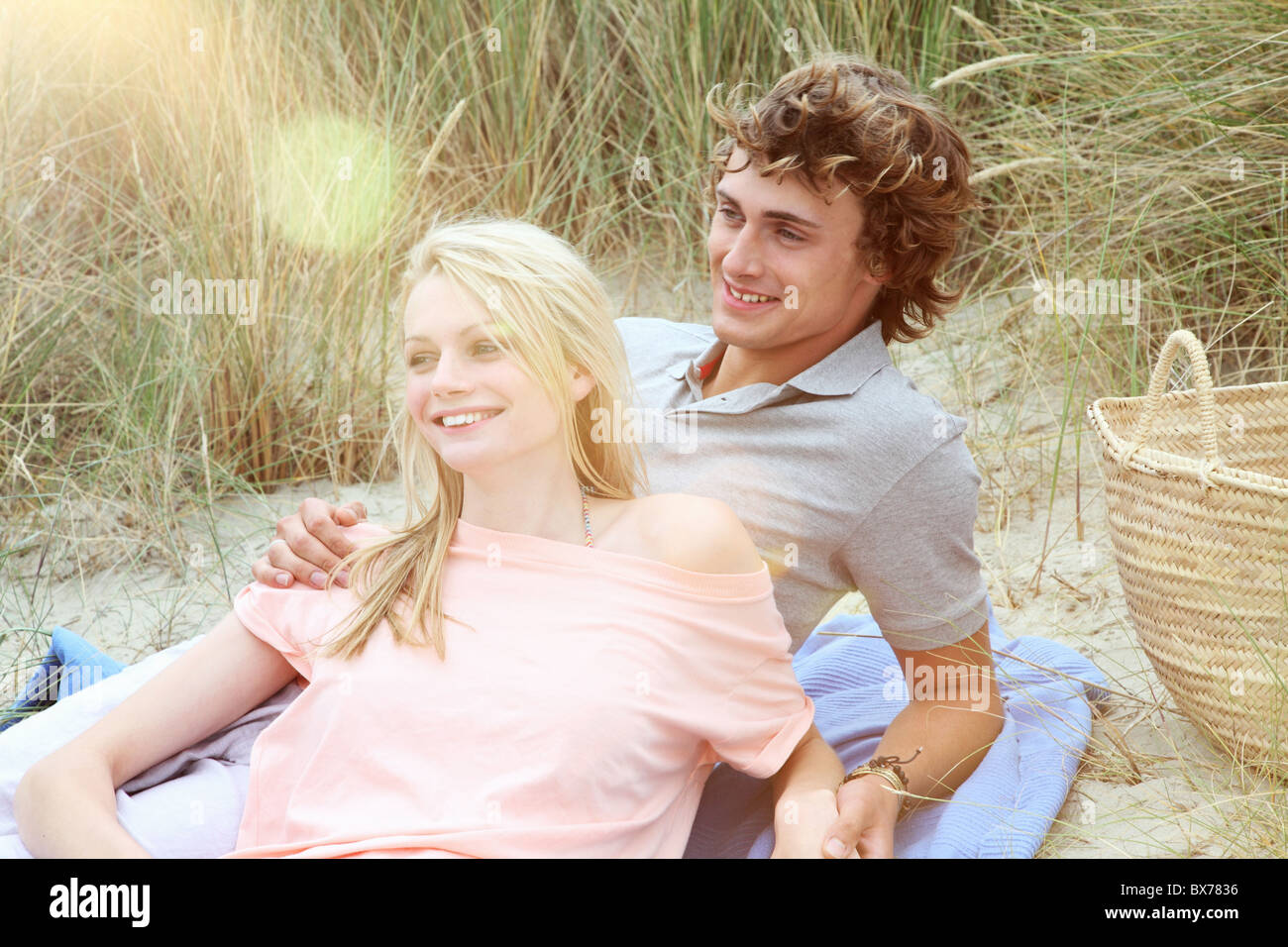 Una coppia avente un romantico picnic sulla spiaggia Foto Stock