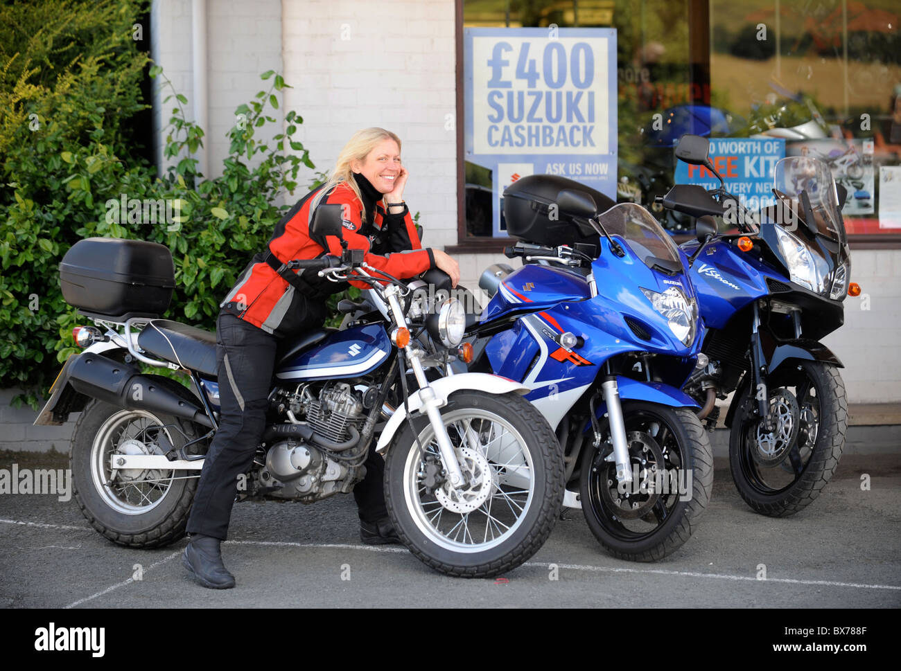 Scrittore e artista Frieda Hughes presso una concessionaria di moto in Newtown Powys, Wales UK Foto Stock