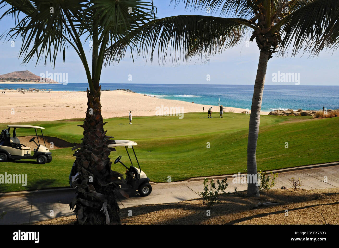 Le persone che giocano a golf presso Cabo Real Golf Club in San Jose del Cabo sull'oceano Pacifico in Baja, Messico Foto Stock