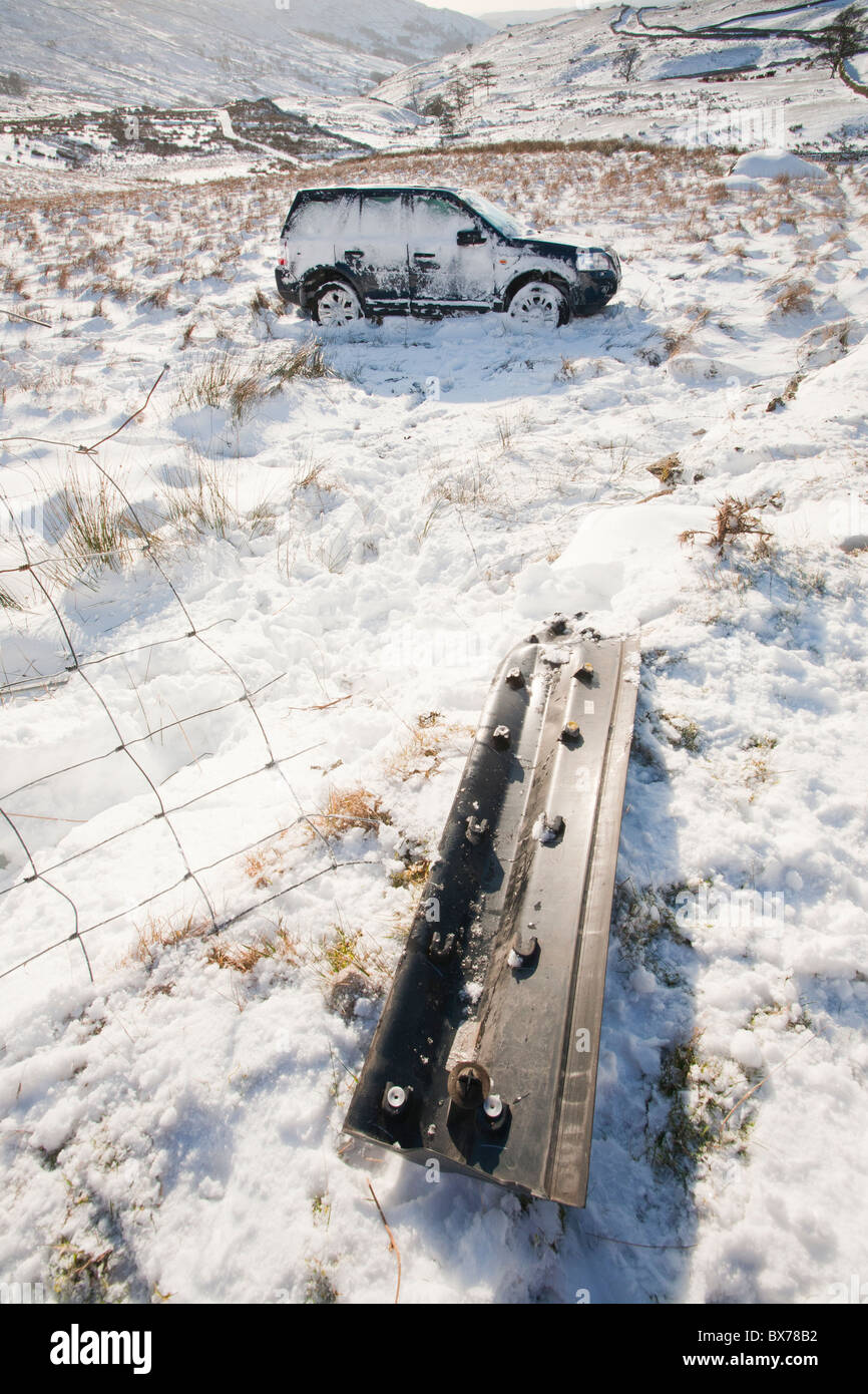 A quattro ruote motrici si è schiantato fuori Kirkstone Pass in condizioni invernali, Lake District, UK. Foto Stock