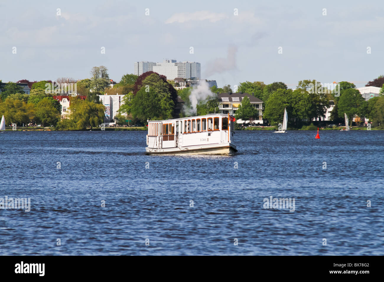 Barche sul lago Alster Amburgo utilizzato come collegamento con mezzi di trasporto pubblici Foto Stock