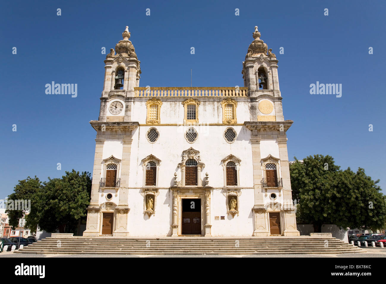 La barocca portoghese (Talha Dourada) in stile Chiesa di Nostra Signora del Carmo (Ingreja de Nossa Senhora do Carmo) a Faro, Portogallo Foto Stock
