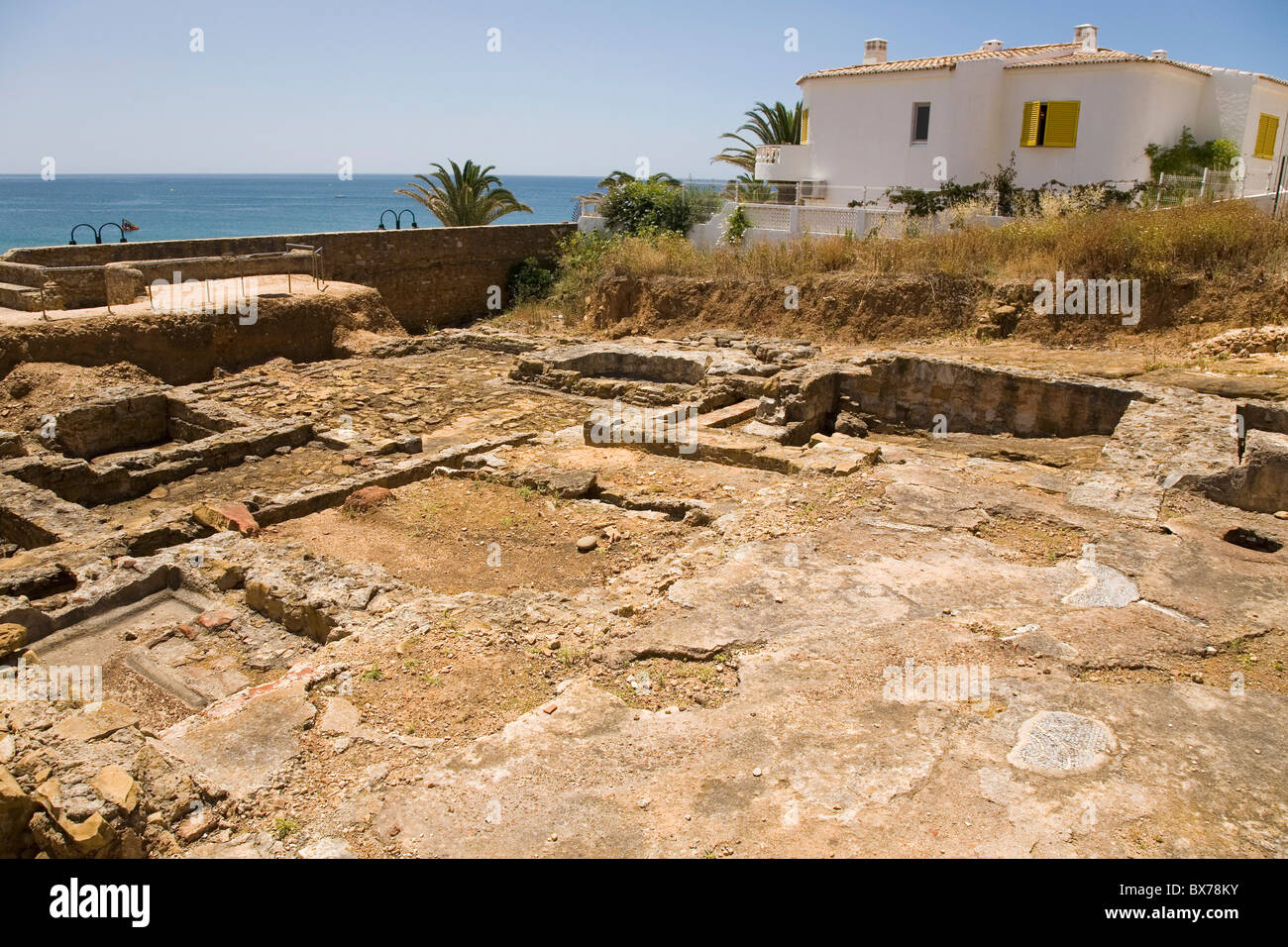 Un moderno appartamento si affacciano le rovine romane (il Ruinas Romanas da Luz) a Luz a Lagos, Algarve, Portogallo, Europa Foto Stock