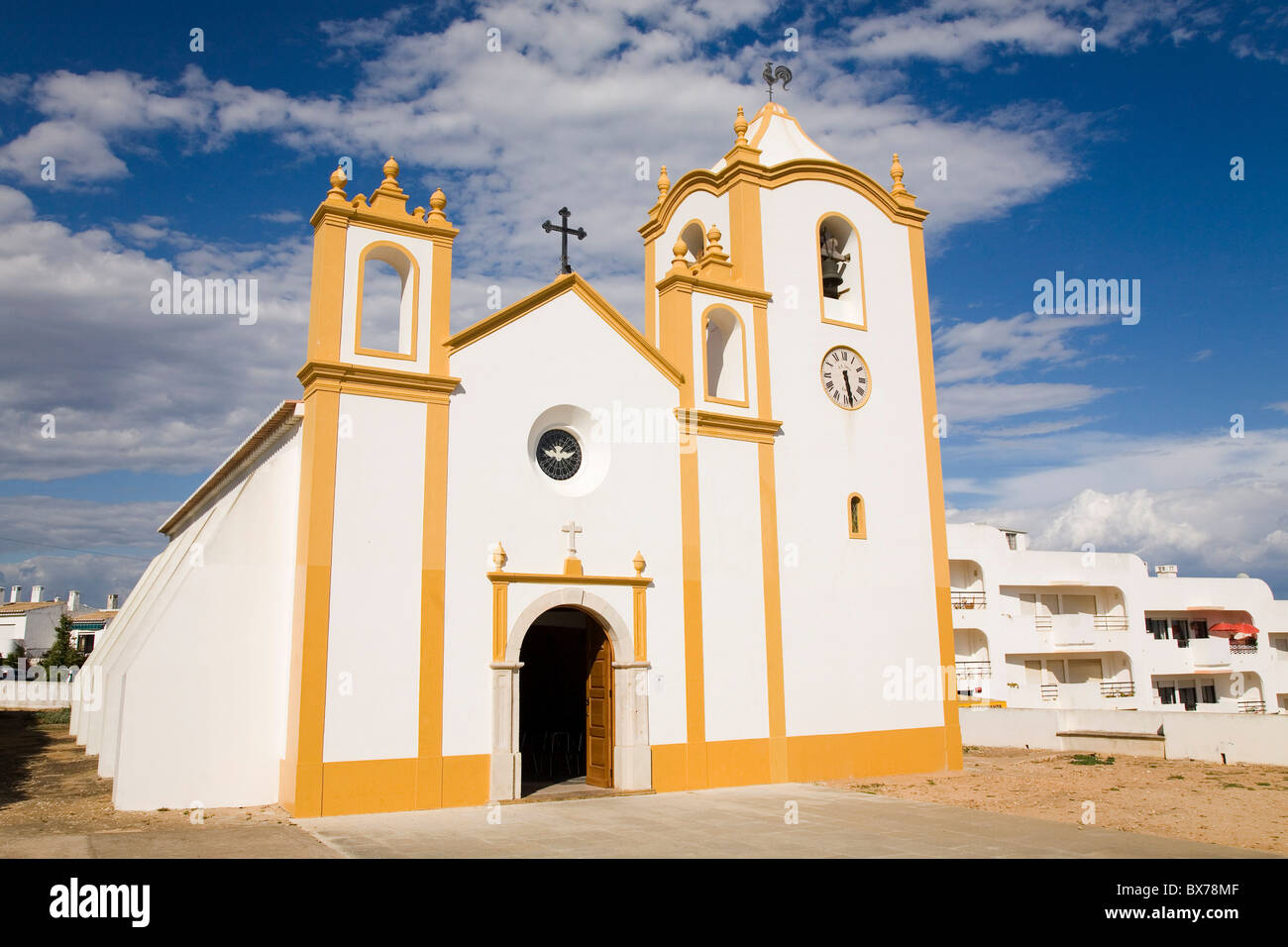 Il portoghese tipicamente facciata bianca della Nossa Senhora da Luz chiesa di Lagos, Algarve, Portogallo, Europa Foto Stock