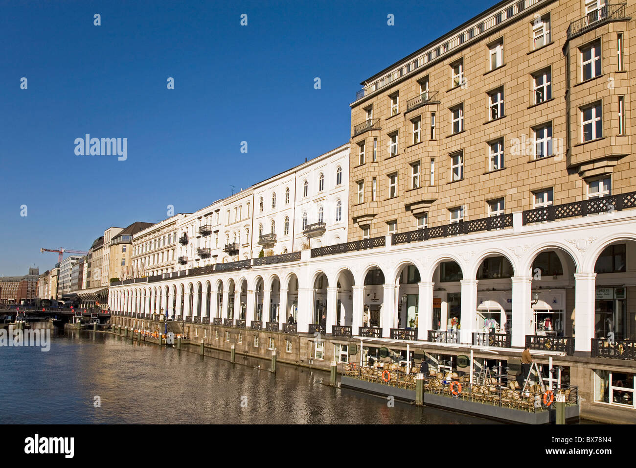 Il passaggio di Alster, la sistemazione di arcade in Neustadt, vicino al Innen Alster Lake (Binnenalster) di Amburgo, Germania Foto Stock