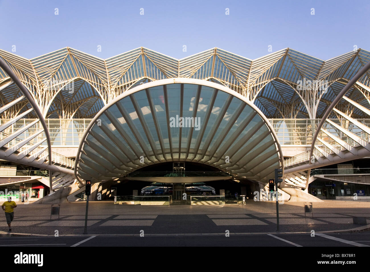 La facciata dell'Oriente stazione ferroviaria, costruito per l'Expo 98 a Lisbona, Portogallo, Europa Foto Stock