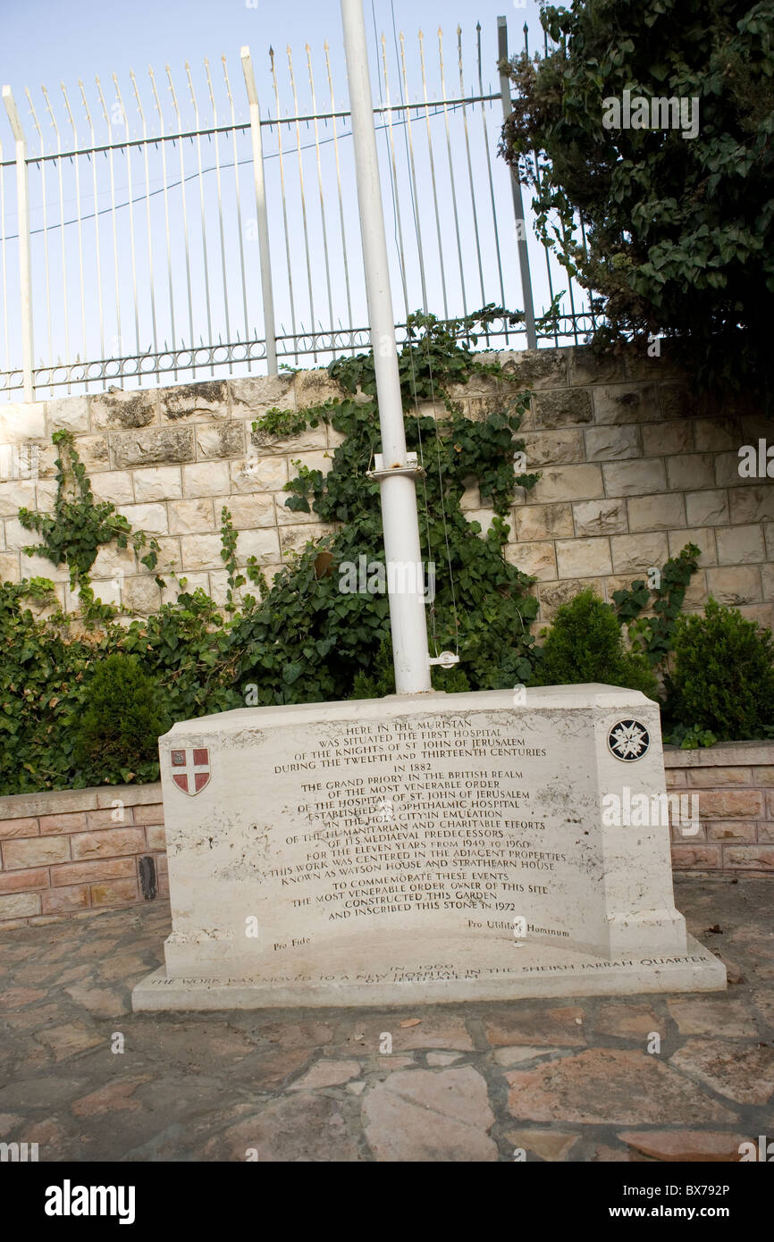 Croce commemorativa per il primo ospedale dei Cavalieri di San Giovanni di Gerusalemme Foto Stock
