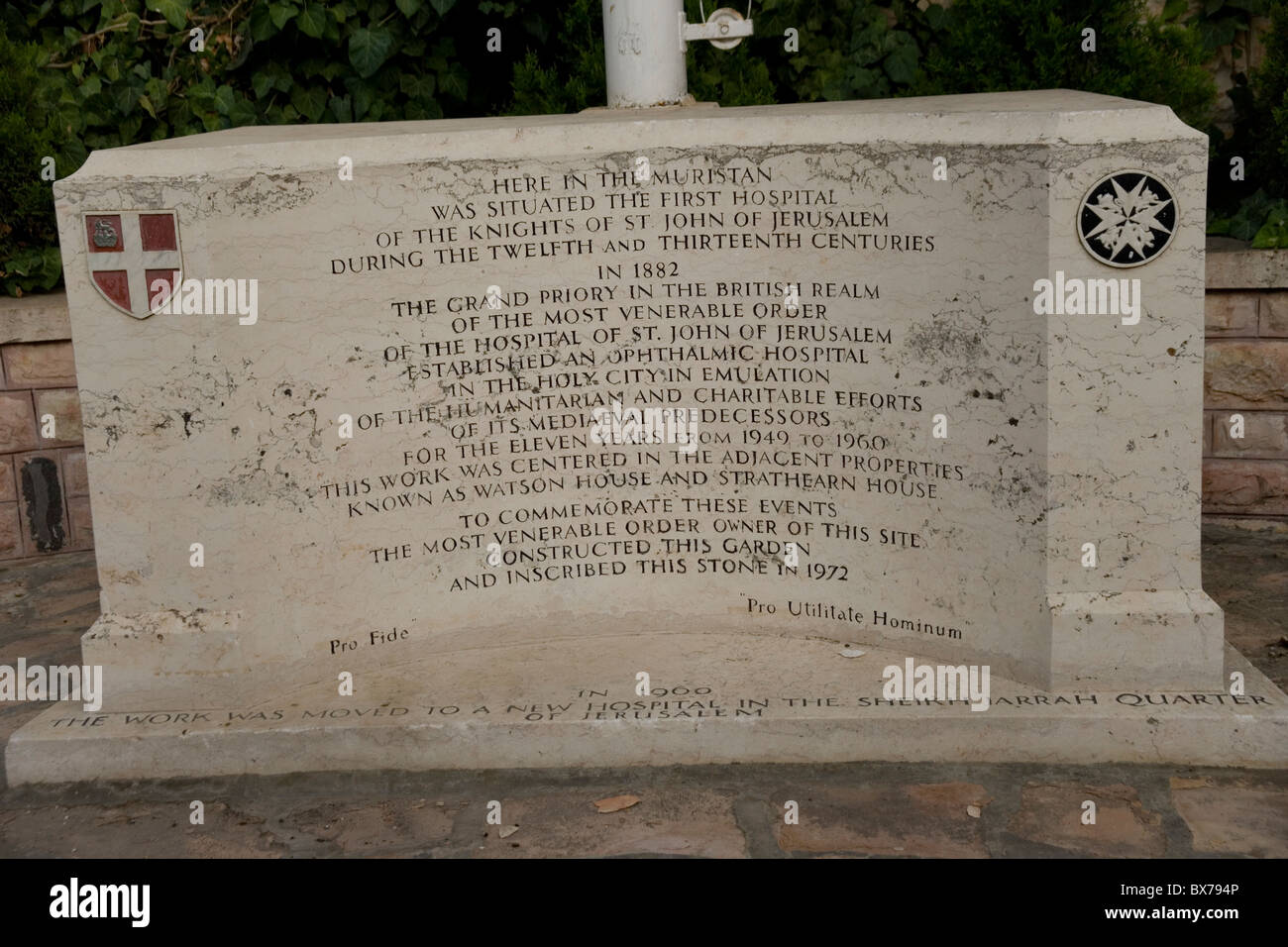 Croce commemorativa per il primo ospedale dei Cavalieri di San Giovanni di Gerusalemme Foto Stock