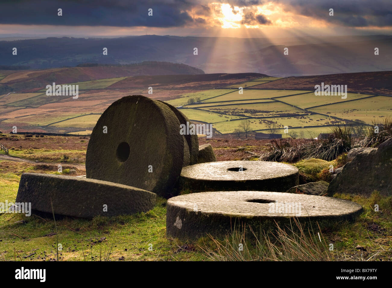 Pietre di mulino vicino a bordo Stanage nel Parco Nazionale di Peak District Foto Stock