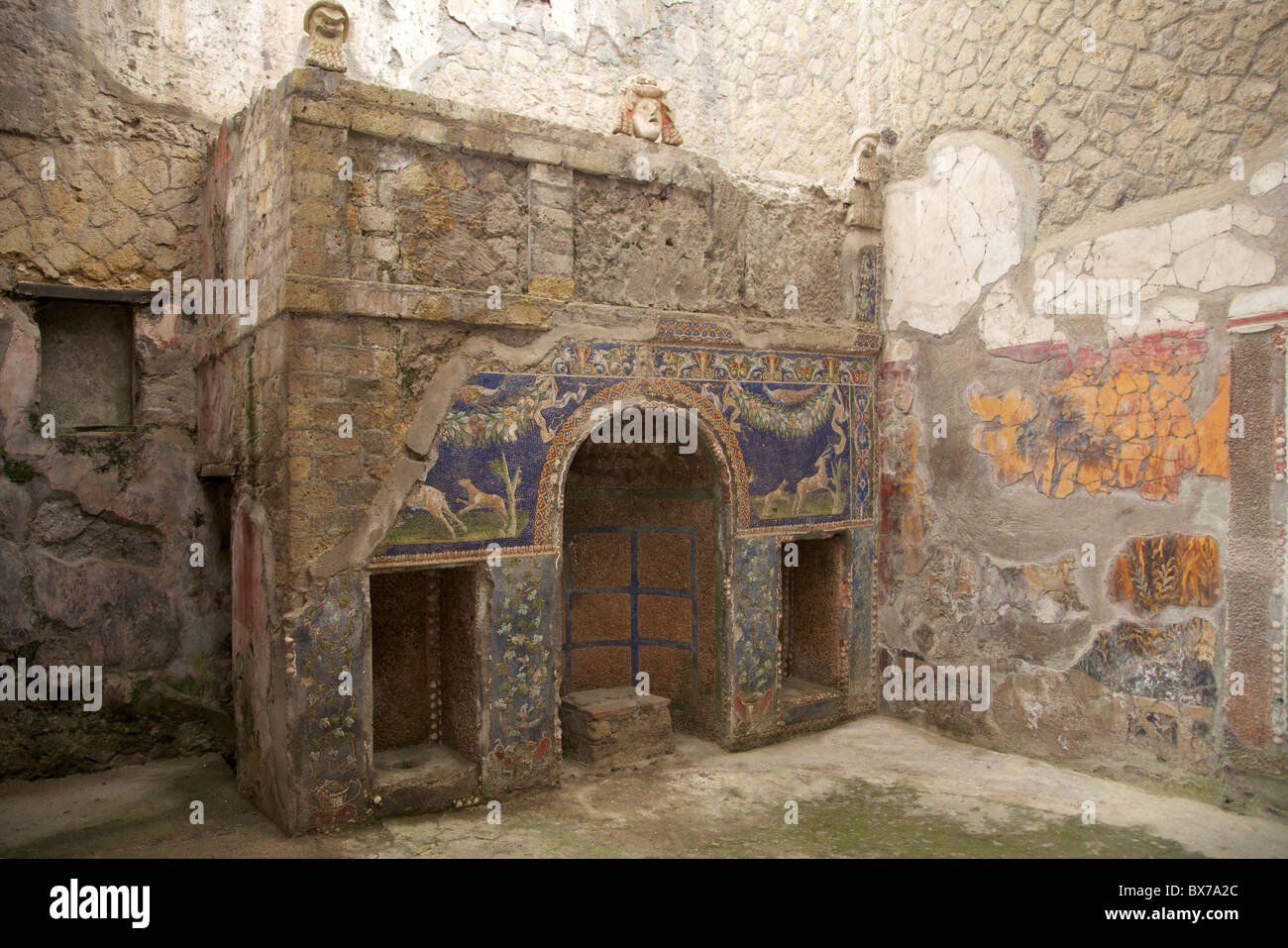 Ninfeo con maschere teatrali, Casa di Nettuno e Anfitrite, Ercolano, Sito Patrimonio Mondiale dell'UNESCO, Campania, Italia Foto Stock