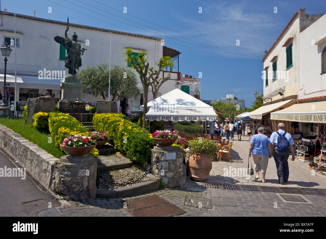 La strada principale di Anacapri in inizio di mattina di sole estivo, Isola di Capri, Campania, Italia, Europa Foto Stock