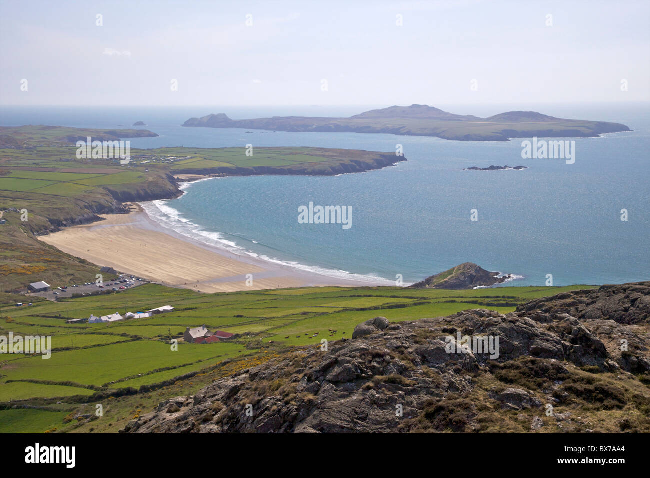 Ramsey Island, il Whitesands Bay e St. Davids testa nel sole primaverile da Carn Llidi, Pembrokeshire National Park, Wales, Regno Unito Foto Stock