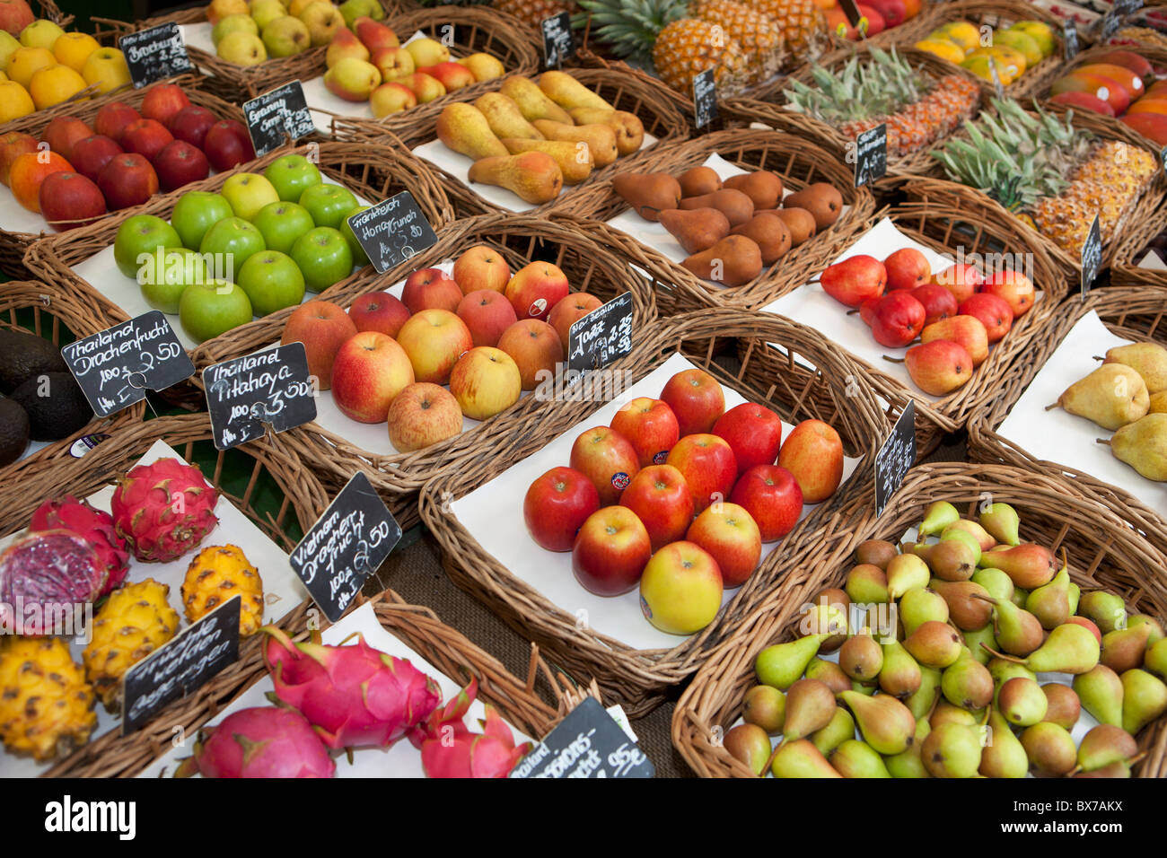 Vari frutti presentati su un mercato Foto Stock