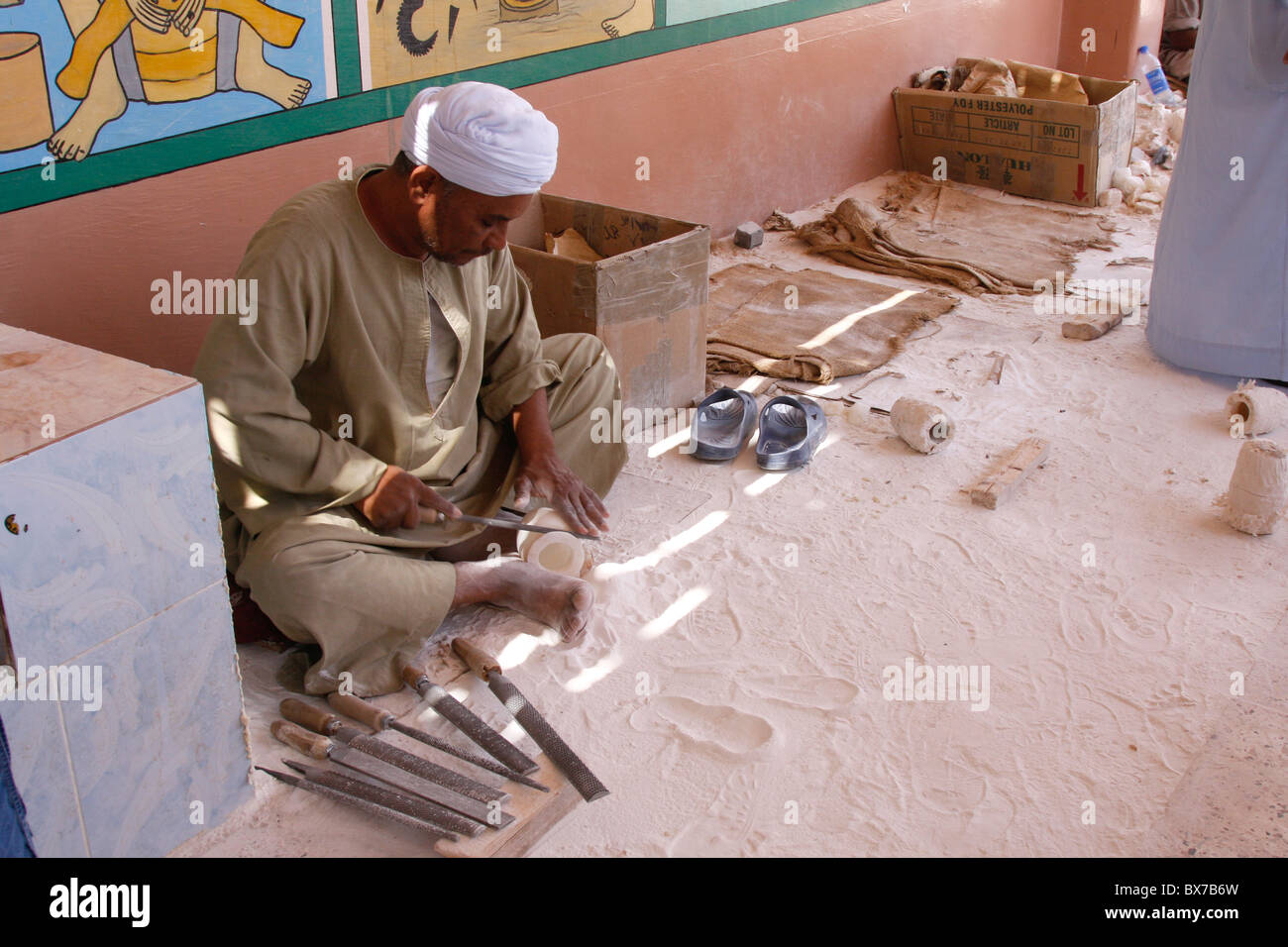 L'uomo carving vasi di alabastro di Luxor, Egitto Foto Stock