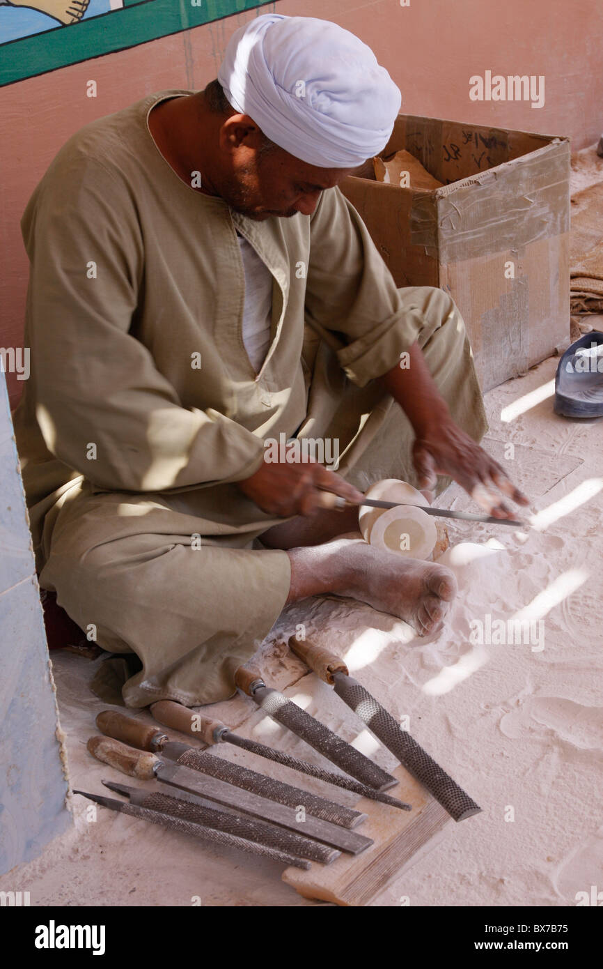 L'uomo carving vasi di alabastro di Luxor, Egitto Foto Stock