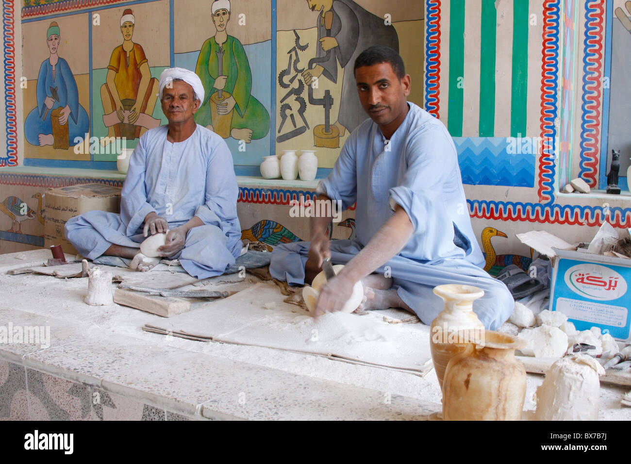Gli uomini carving vasi di alabastro di Luxor, Egitto Foto Stock