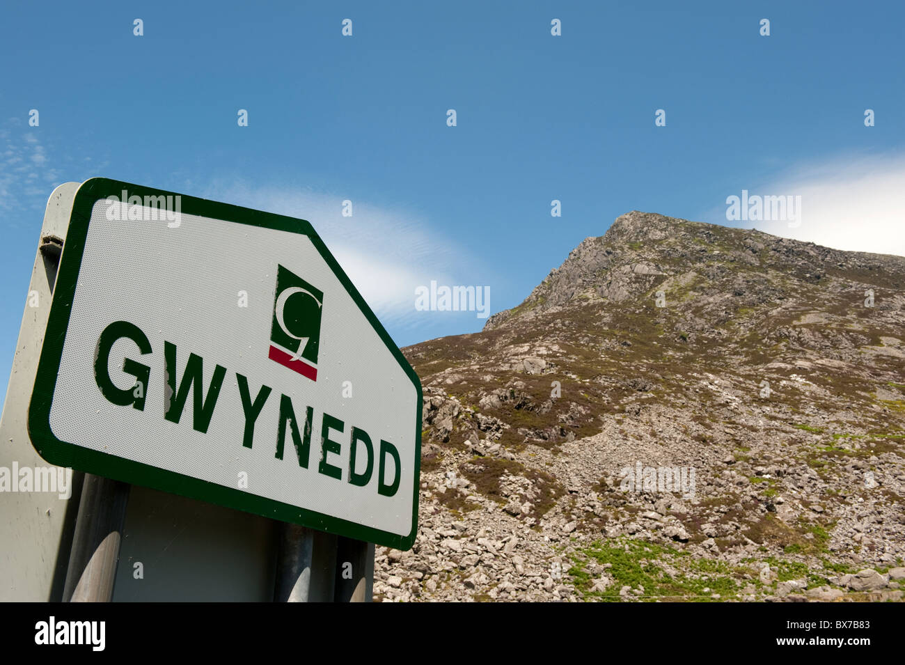 Gwynedd Cartello stradale con la montagna Foto Stock