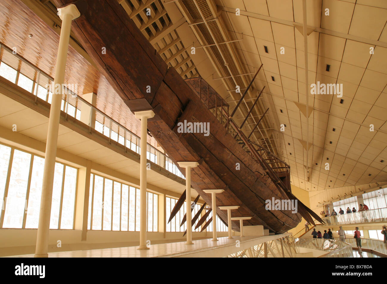 Barca solare museo a Giza in Il Cairo Egitto Foto Stock