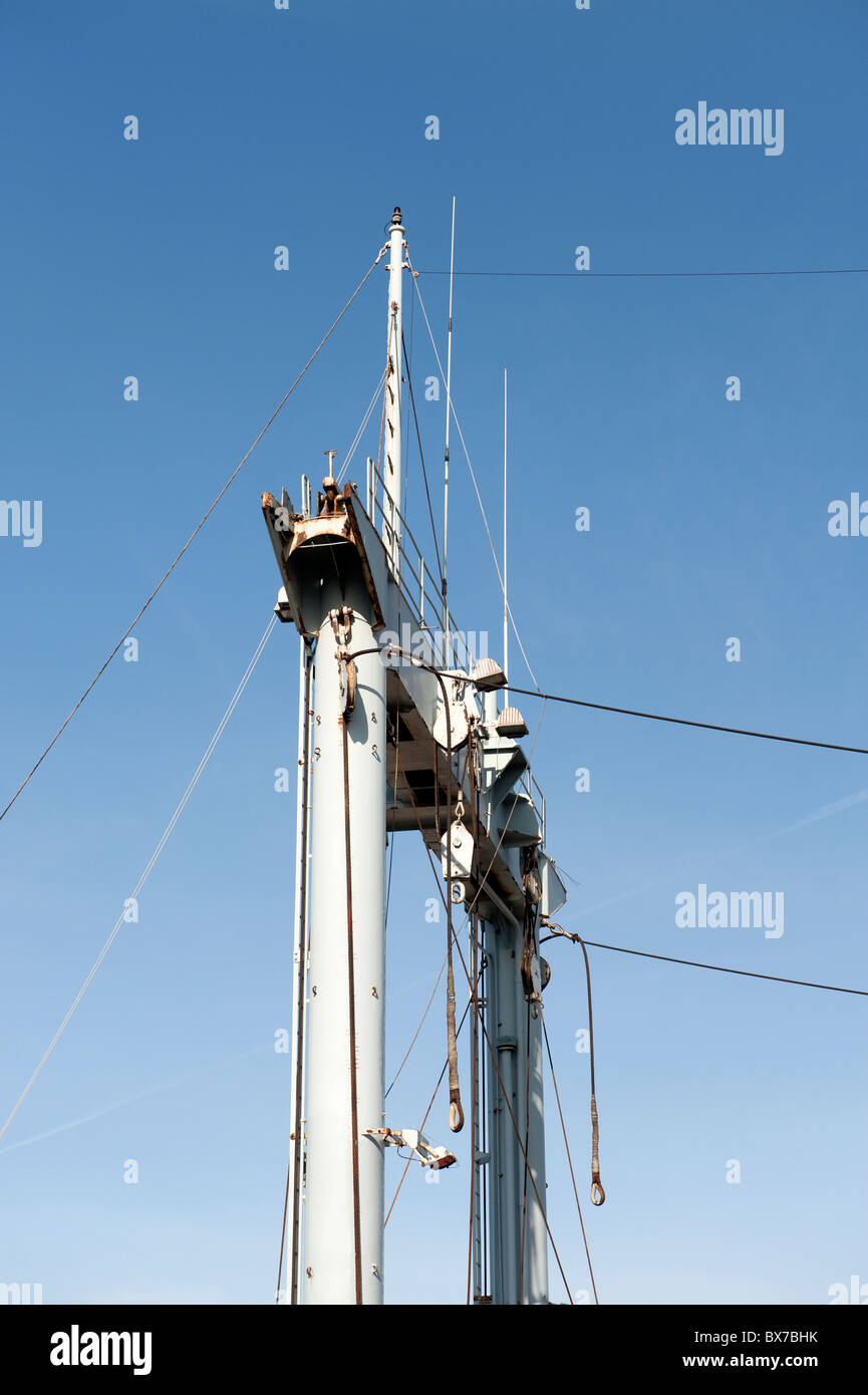 Rigging e piloni sul Royal Navy Ship Foto Stock