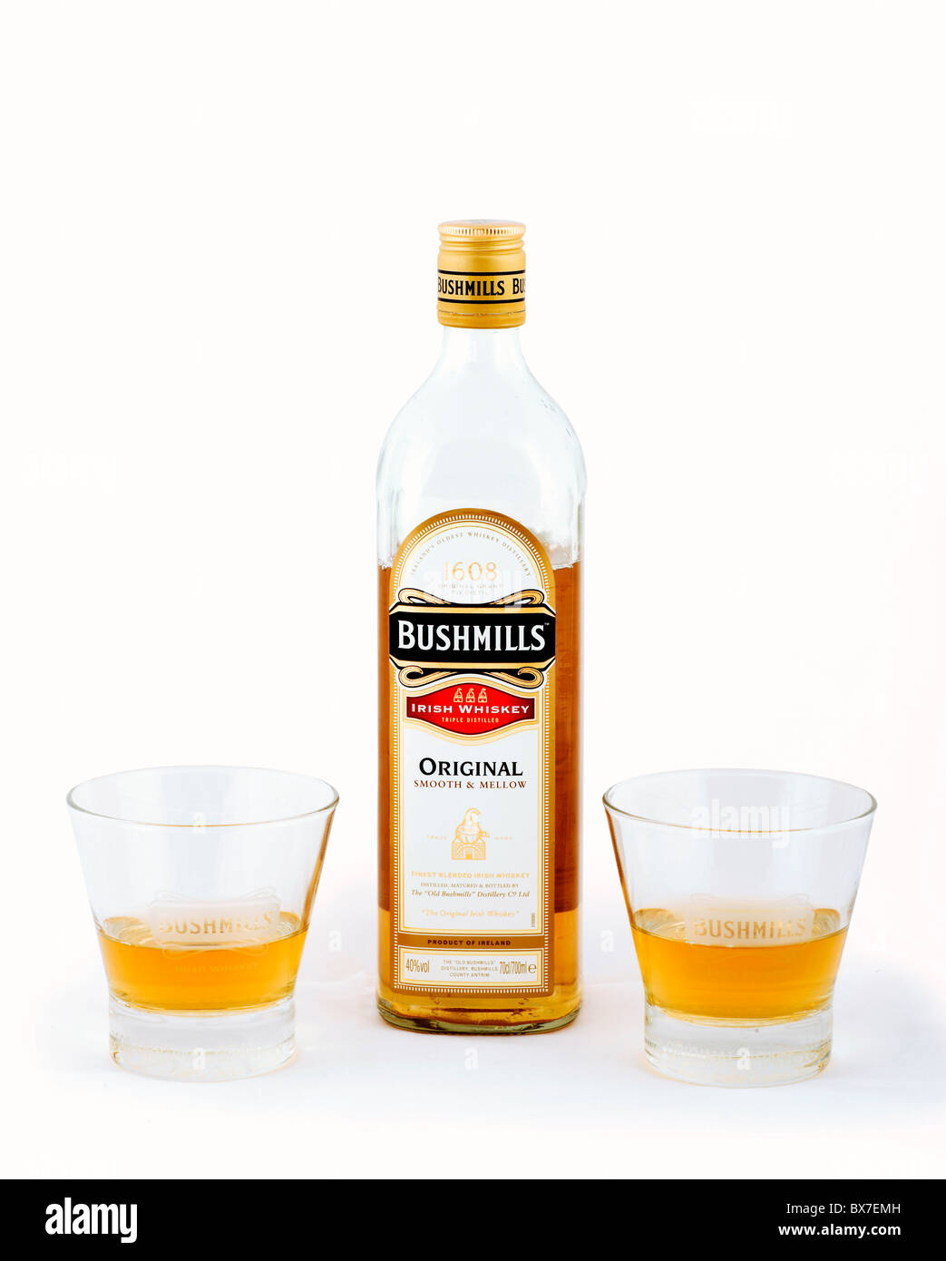 Bottiglia di Bushmills Whiskey irlandese con due bicchieri di Bushmills Foto Stock