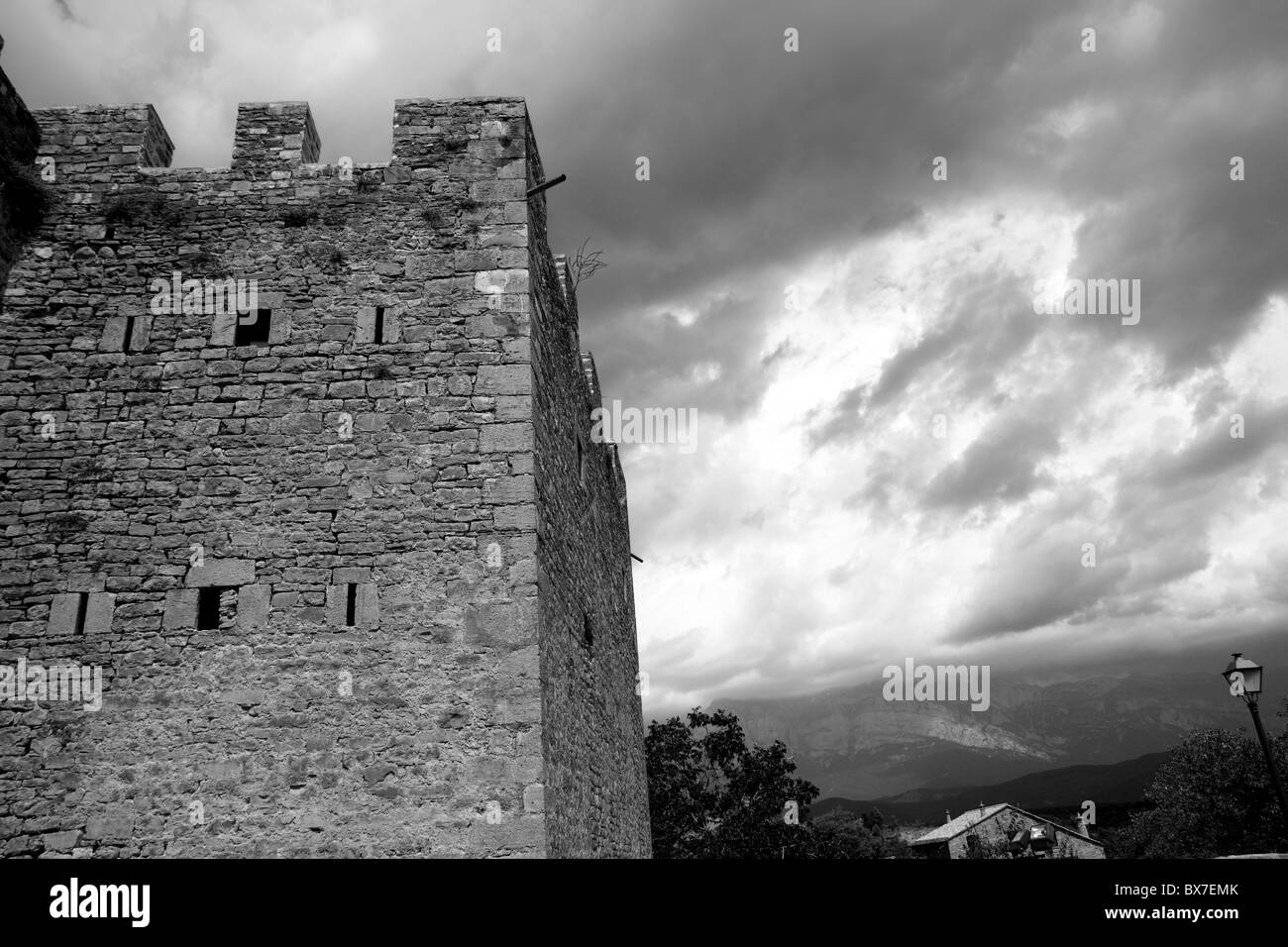 Castello fort parete in Ainsa village Pirenei Aragonesi Huesca Spagna Foto Stock